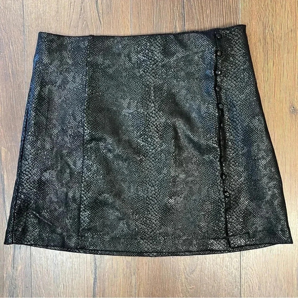 🆕 she + sky Black snakeskin miniskirt SZ MED - Picture 1 of 4
